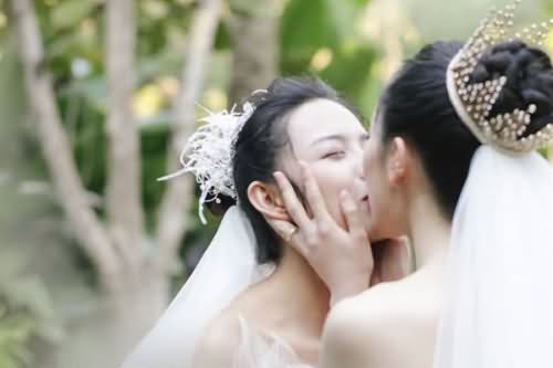 杨丽萍徒弟水月婚礼两个女生的爱情让网友酸了