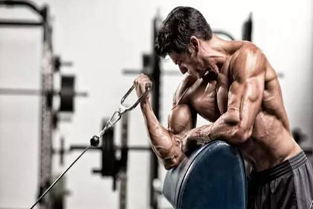 男人常做力量训练却没有肱二头肌？看看以下的有效锻炼方法吧