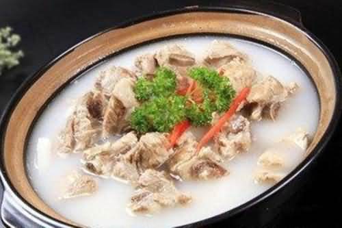 制作出的火锅味道也不同,我们生活中常见的清汤火锅有番茄汤,排骨汤
