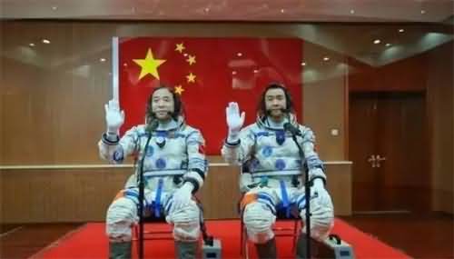 神舟11号顺利返回地面