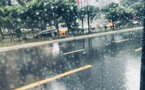 2021入秋第一场雨的说说